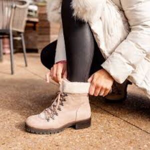 Crown Vintage Tan Winter Boots with Plush Fleece Lining and Lace-Up Design